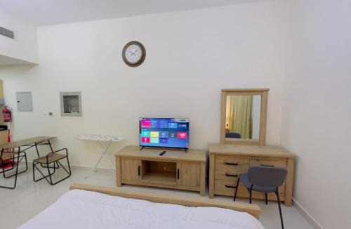 Dubai Sports City Apartment | Mahenti - Elite 1 · Large balcony with all u need