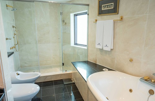 Garhoud Hotel | Majestic Cove Hotel