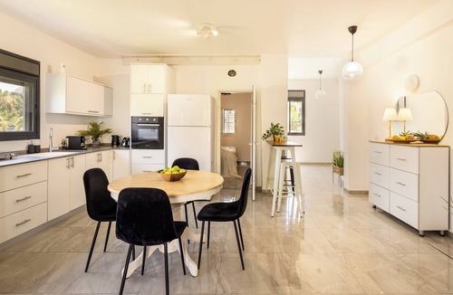 Haifa Apartment | MAMAD - Bahai Gardens Vista Apts by Sea N' Rent