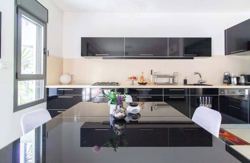 Kerem HaTeimanim Apartment | MAMAD Stunning 2BR/2BA SeaView Apt| By SweetyGuest