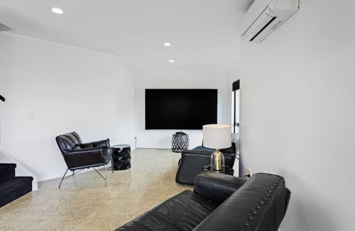 Manukau City Apartment | Manukau City | Stunning Apt | 3BR 2BA | Heart of Manukau