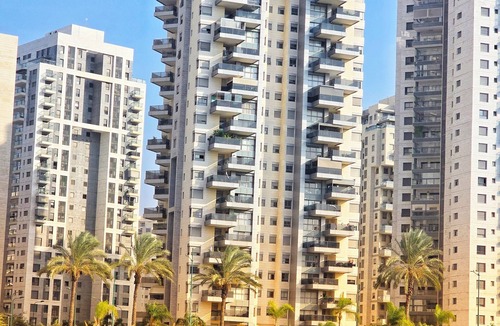 Petah Tikva Apartment | Mini Penthouse by Lake & Light Rail – Neve Gan