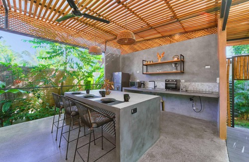 Puerto Viejo de Talamanca Villa | Modern villa w/A/C & kitchen 500m from the sea