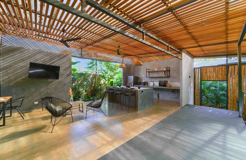 Puerto Viejo de Talamanca Villa | Modern villa w/A/C & kitchen 500m from the sea