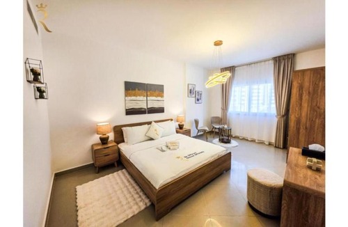 Abu Dhabi Apartment | Modern 1BR - Poolside & Gym Retreat