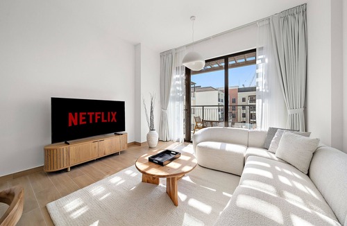 Dubai Apartment | Modern 2 BD with Stunning Sea View in Port de La Mer