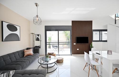 Tel Aviv City Center Apartment | Modern 3BR Duplex near BograshovBeach by HolyGuest