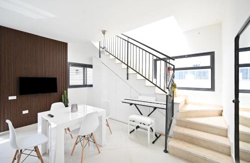 Tel Aviv City Center Apartment | Modern 3BR Duplex near BograshovBeach by HolyGuest