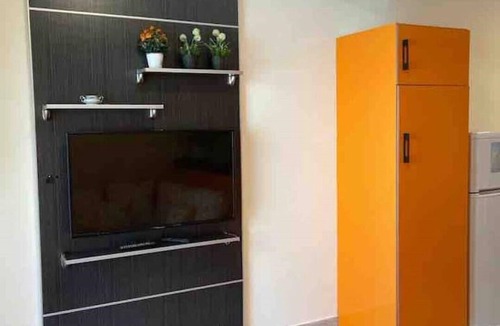 Al Swaifyeh Apartment | Modern apt 13 mins away to downtown - few steps to great foods, cafes, shops