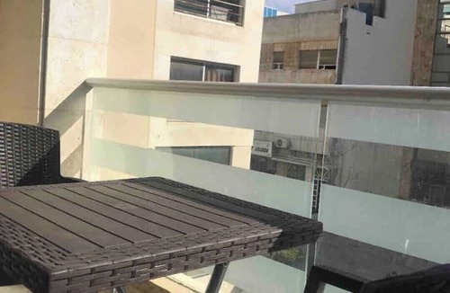 Al Swaifyeh Apartment | Modern apt 13 mins away to downtown - few steps to great foods, cafes, shops