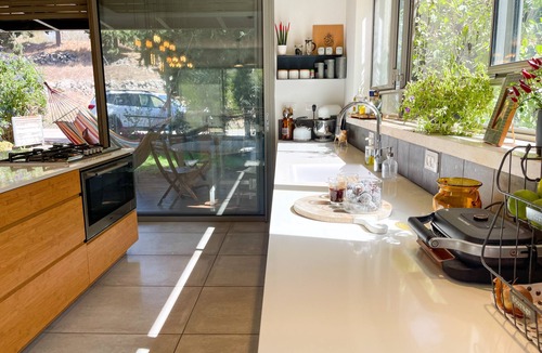 Bruchim Qela' Alon Villa | Modern Golan Heights Villa: Chef’s Kitchen, New BBQ & Nature Views