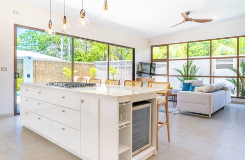 Uvita Villa | Modern Luxury - 3BR, 2.5BA, Pool, WiFi, AC, near National Park & restaurants