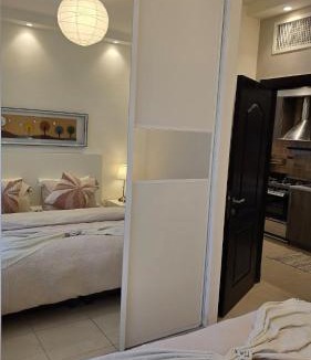 Al Swaifyeh Apartment | Modern One Bedroom with Steps from the Best Shops