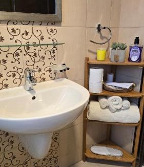 Al Swaifyeh Apartment | Modern One Bedroom with Steps from the Best Shops