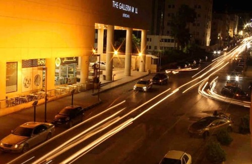 Al Swaifyeh Apartment | Modern studio 13 mins away to downtown - few steps to great food, cafes, shops