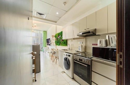 Business Bay Apartment | Modern Studio With Iconic Burj Khalifa & Canal Views