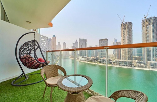 Business Bay Apartment | Modern Studio With Iconic Burj Khalifa & Canal Views
