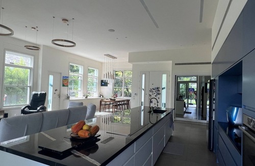 Bnei Dror House | Morden Villa located in the North of Tel Aviv