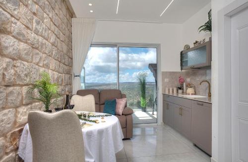 Safed Old City Apartment | Mountain Top Views with shelter room -204- נופי פסגות עם ממ"ד