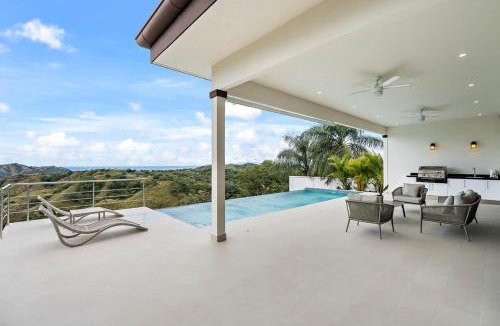 Coco House | Mountaintop 4-Bedroom with Pool Huge Views