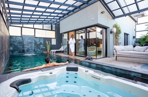 Elqosh Cabin | Naomi Boutique Suites