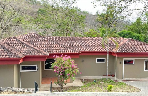 Papagayo House | Nature Oasis and minutes away from the beach.