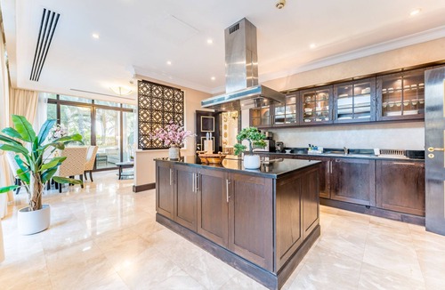 Palm Jumeirah Villa | Near Beach 5BR + Asst Room Villa with Private Pool and Balcony, Jumeirah Villa