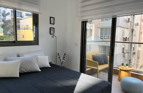 Tel Aviv Promenade Apartment | Near Beach & Market Beautiful 4 Bedroom Apartment