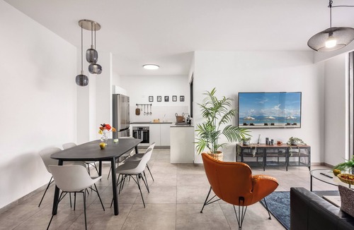 Bene Beraq Apartment | Nehemia Parking and Pool