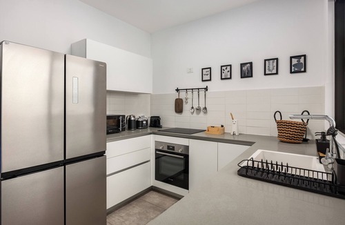 Bene Beraq Apartment | Nehemia Parking and Pool
