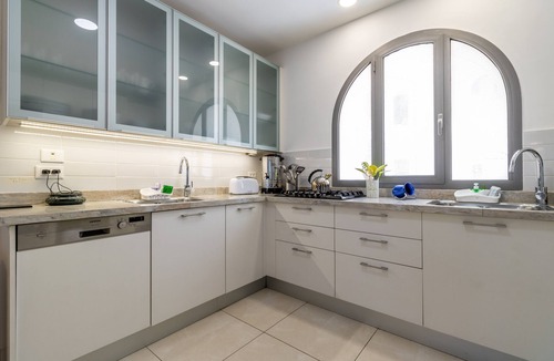 Jerusalem City Centre Apartment | New exclusive 24 Hour Security Building With Shabbat Elevator and large gym