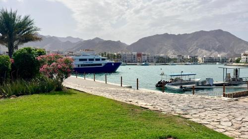 As Sifah Apartment | Ocean crescent by Bait Zain