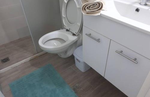 West Bank Apartment | oded Inviting housing