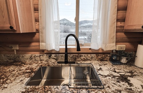 South Fork Cabin | On the river. Private patio. 2 large yards. Dog friendly. Stargazing