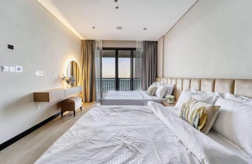 Palm Jumeirah Apartment | Palm Paradise 1BR | Beachfront Escape w/Pool, Gym, Parking & Balcony