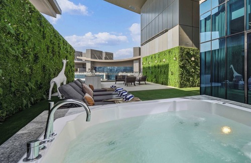 Palm Jumeirah Villa | Palm Penthouse Sky Villa - Vast Terrace & Jacuzzi