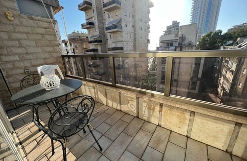 Netanya Apartment | Penthouse 6 Personnes Kikar Netanya 500 Mètres de la Plage