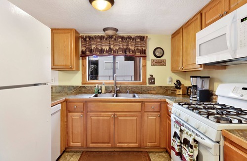 Eagle Mountain Estates Cabin | Pet-Friendly Mountain Lodge: 2 En-Suites, Gas Fireplace & Large Deck