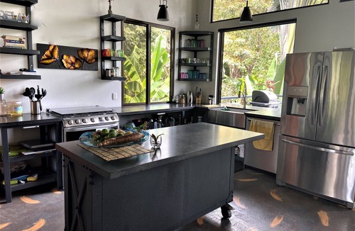 Langostino House | Pilon de Pavones Plush Hideaway