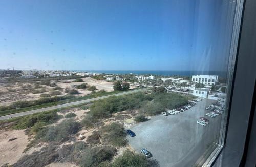 Al Ghubrah Ash Shamaliyyah Apartment | Pinnacle Row Panoramic 2BR Oasis