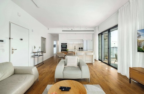 Bat Yam Apartment | Premium 3BR Tower Apt w/Sea View | Mamad