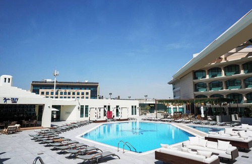Garhoud Hotel | Premium Executive | Movenpick Al Bustan | DXB 5 Min, Spa + Pool, 5-Star