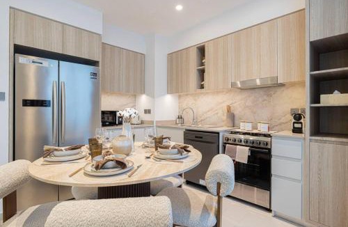 Dubai House | Prime Location Lazy River Pool 4bd Villa