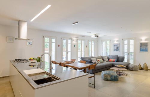 Tel Aviv City Center Apartment | Private-house like duplex in Neve Tsedeq - Parking+terrace - SHABAZI