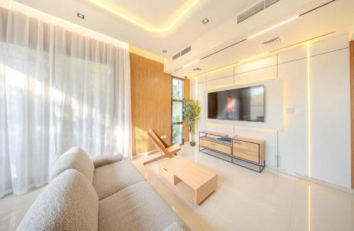 Sharjah Villa | Private Pool Villa in Sharjah - Green Gem - BBQ Pit - Maid Room