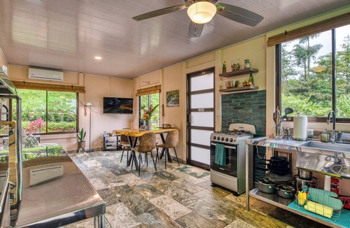 Katira House | Pura Vidaville. Jungle Oasis w/AC, Fast WiFi & Private River Access-Tenorio Park