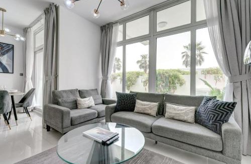 Dubai Villa | PVH - Chic 3BR Villa with Backyard - Albizia