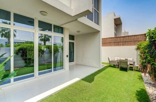 Dubai Villa | PVH - Chic 3BR Villa with Backyard - Albizia