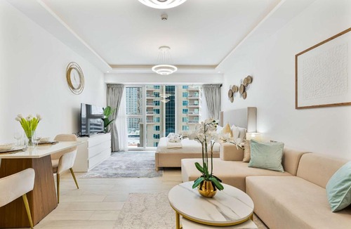 Jumeirah Lake Towers Apartment | PVH - Chic Furnished Studio in JLT - Me Do Re