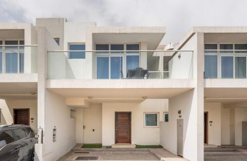 Dubai Villa | PVH - Serene 3 BR Villa - Private Backyard - Mimosa